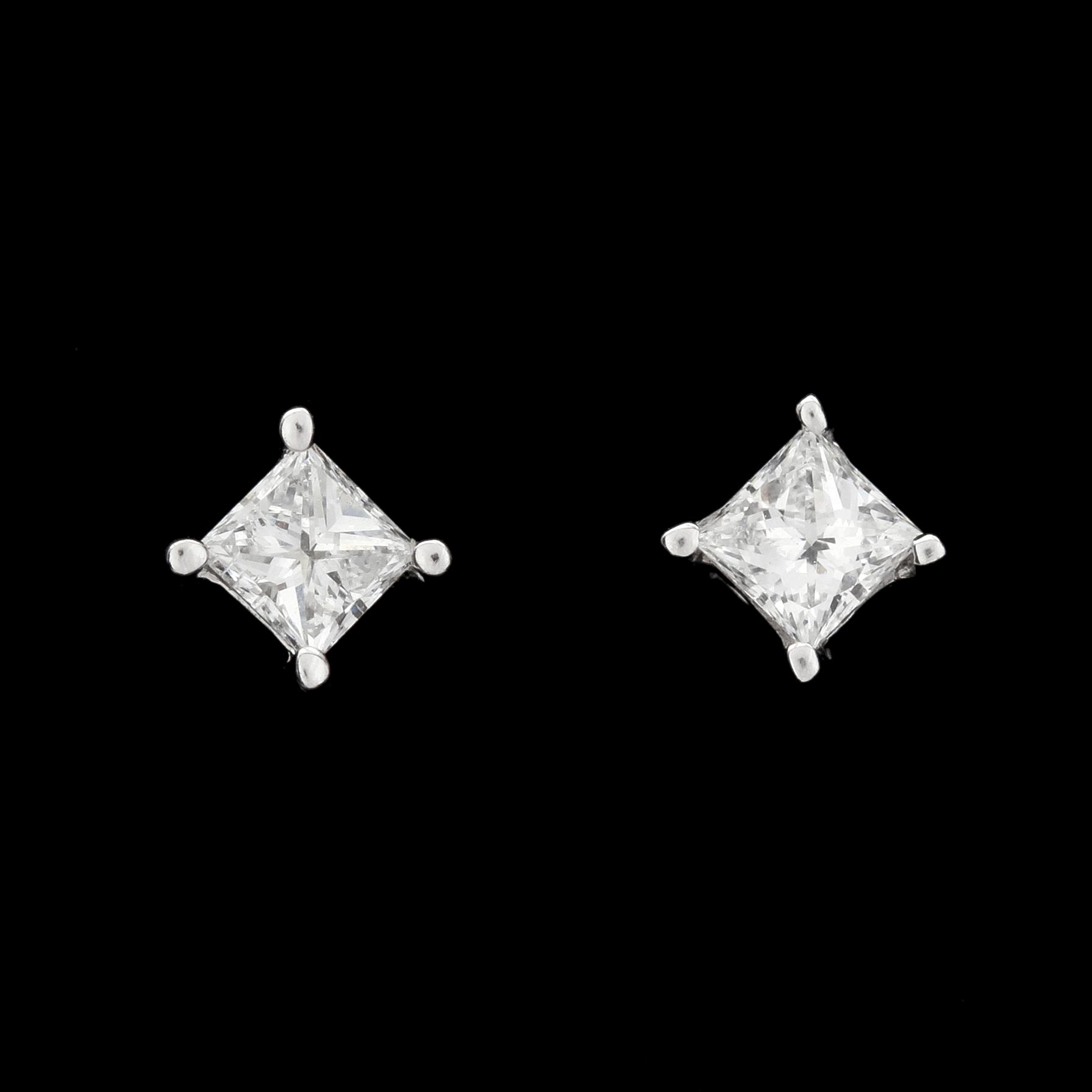 ÖRHÄNGEN, vardera prinsesslipad diamant, ca 0.15 ct.