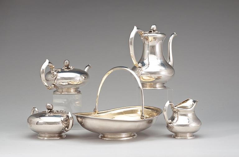 A Russian 19th century parcel-gilt five piece tea- and coffee-set, marks of Carl Adolf Seipel, St. Petersburg 1870.