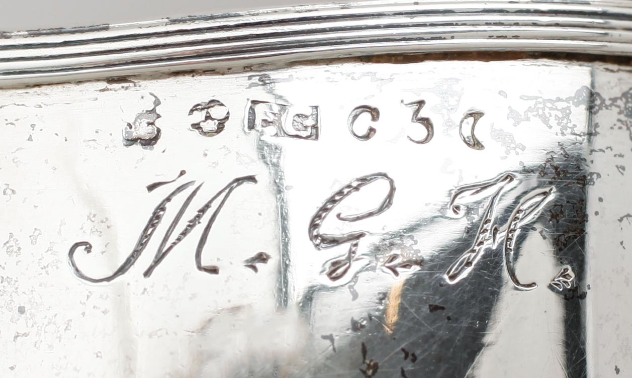 GRÄDDKANNA, silver, otydliga svenska stämplar, 1809. Vikt ca 131 gram.