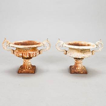 A pair of garden urns in cast iron, 20th century.