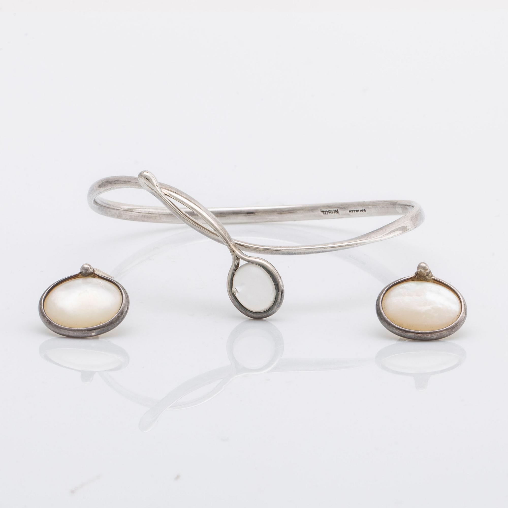 Vivianna Torun Bülow-Hübe armring och örhängen sterling silver, 1 månsten och pärlemor, signerade Torun sterling.