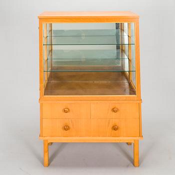 A mid-20th century display cabinet, Lahden Puutyö.