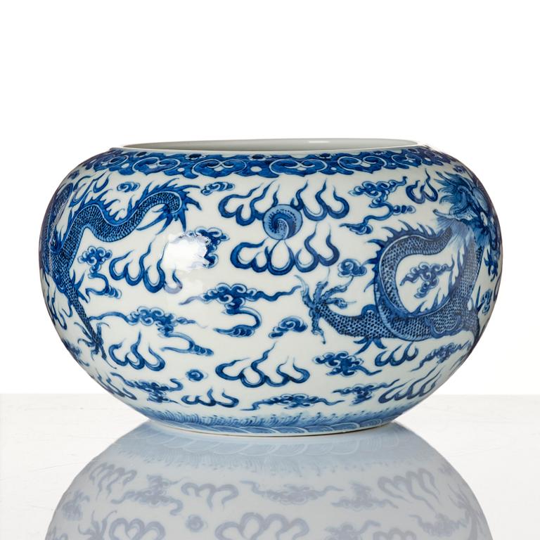 A blue and white jardiniere, late Qing dynasty.