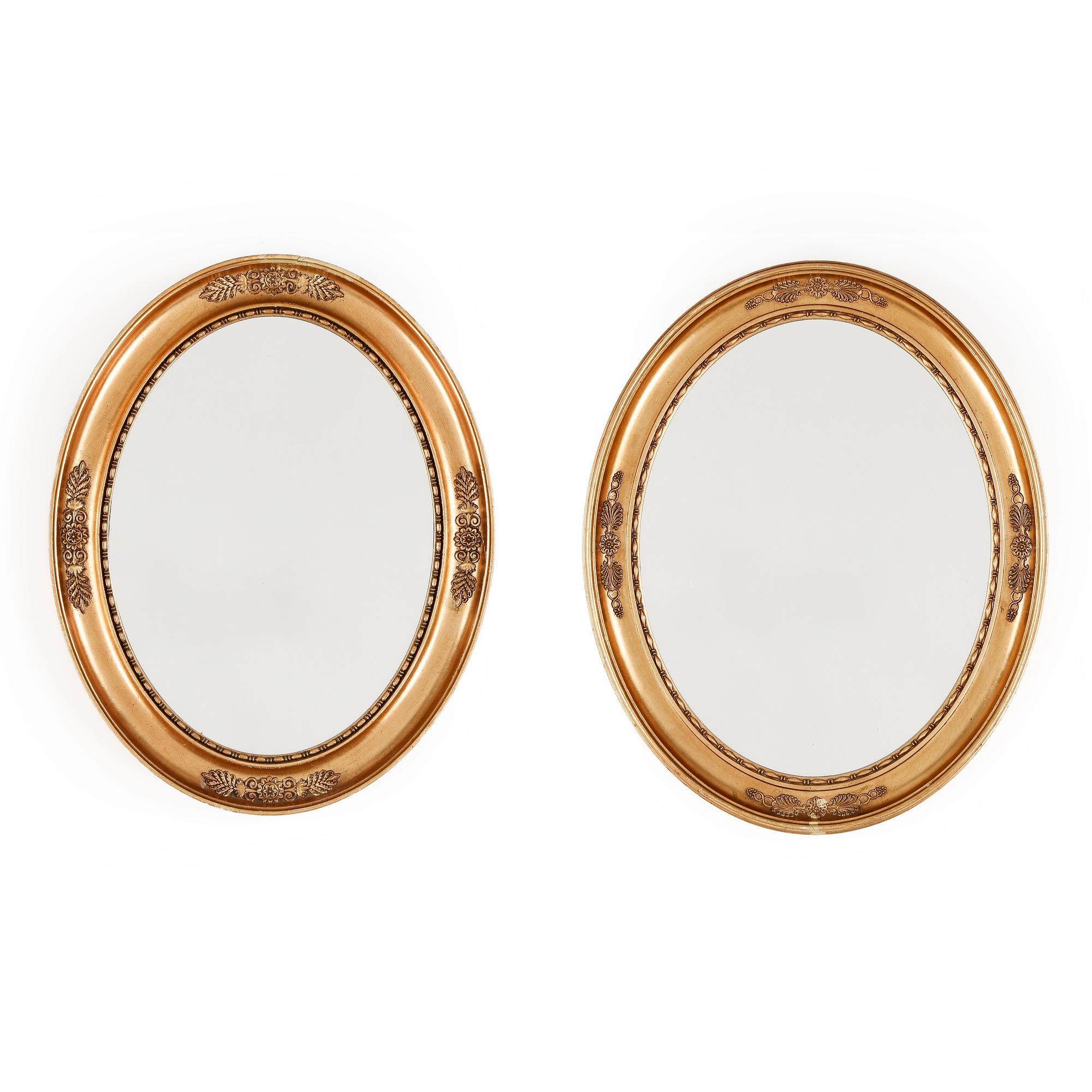 SPEGLAR, ett par snarlika, gustaviansk stil, 1900-talets första hälft.