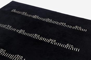 Eileen Gray, matta, "Centimètre", Black board rug, Handtuftad, 246,5 x 228,5 cm, Efter design av Eileen Gray.