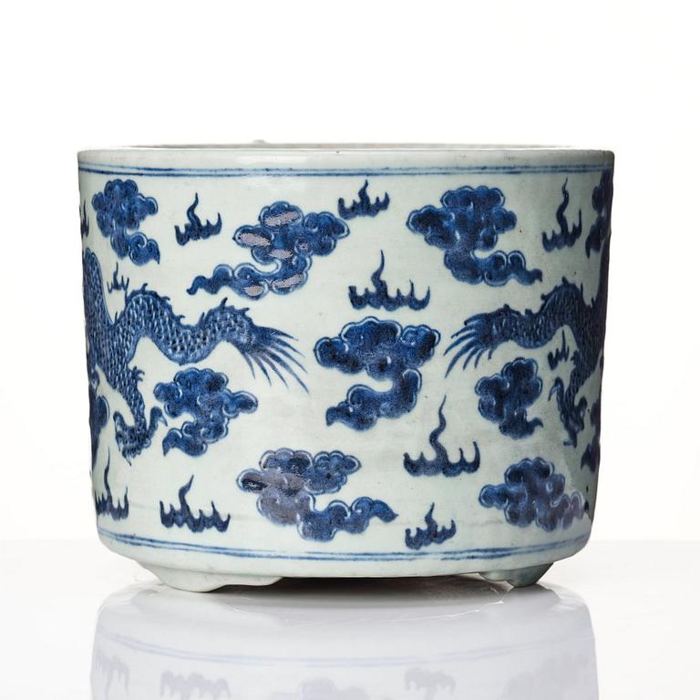 A blue and white Chinese censer, Qing dynasty, 19th Century.