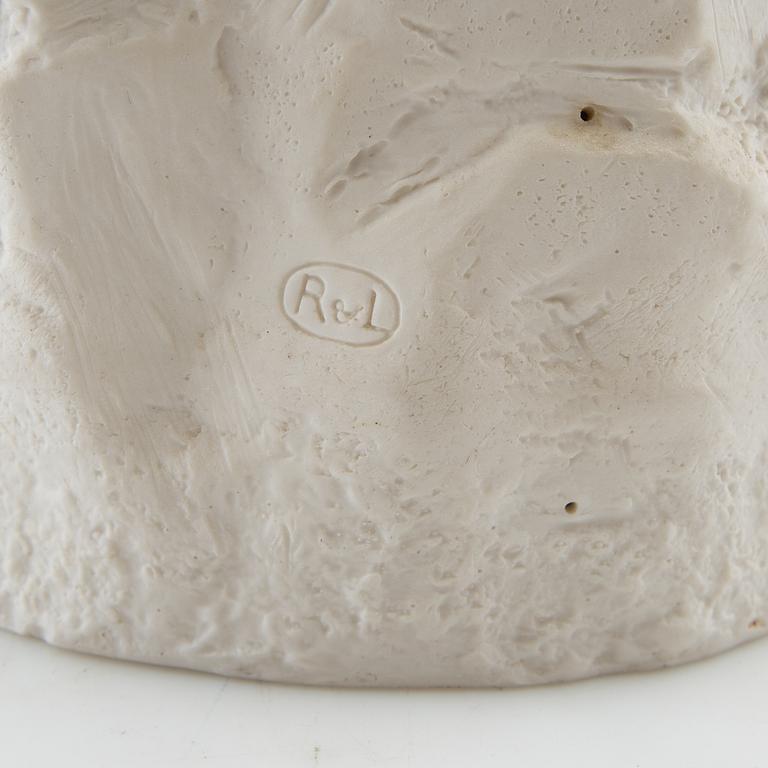 Dekorativ skulptur Flicka med katt biskvi 1900-tal.