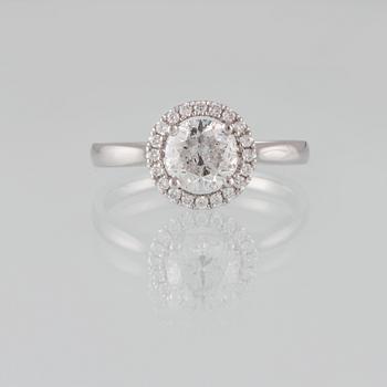 RING, 18K vitguld med briljantslipad diamant 1.09 ct samt mindre diamanter 0.12 ct. Vikt 3,4 gram.