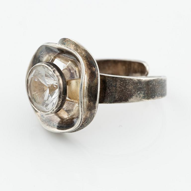 Armring och ring, silver och bergkristall och syntetisk vit sten.
