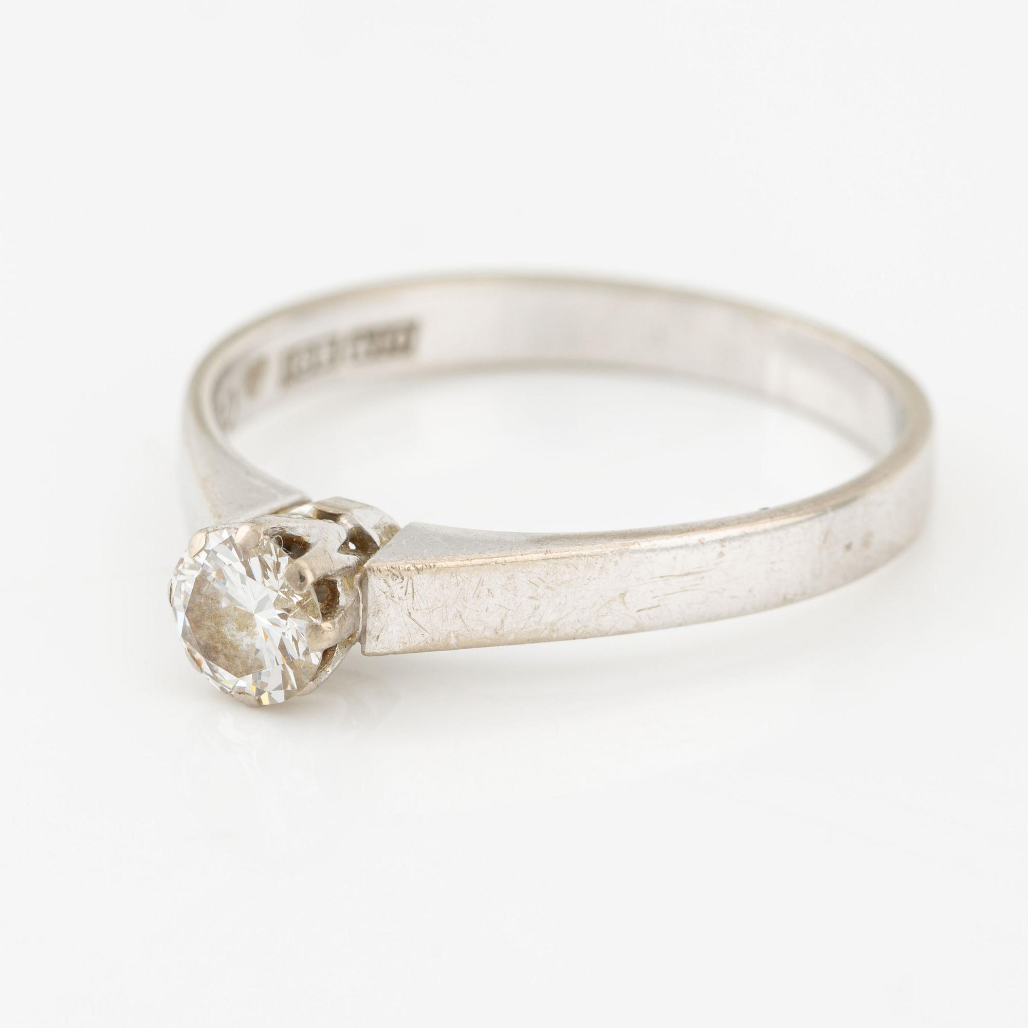 Ring, 18K vitguld med briljantslipad diamant.