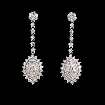 ÖRHÄNGEN, 18 k vitguld, navett och briljantslipade diamanter tot ca 2.43 ct.