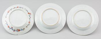 TALLRIKAR, 3 st, olika, porslin, Kina, Qianlong 1736-1795.