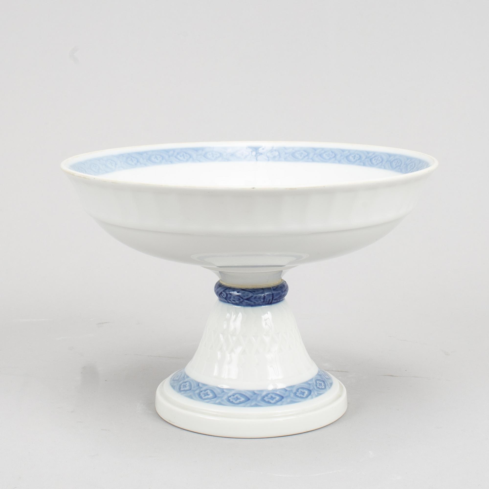 A Royal Copenhagen porcelain service "Blå vifte" by Arnold Krog, 28 pcs, Denmark.