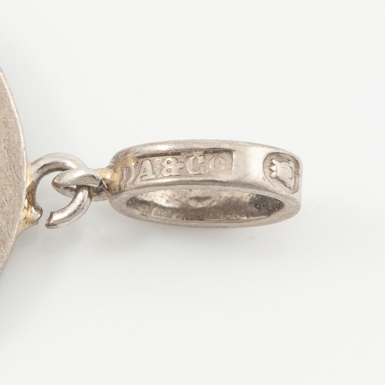 Two pendants in 18K gold and white gold.