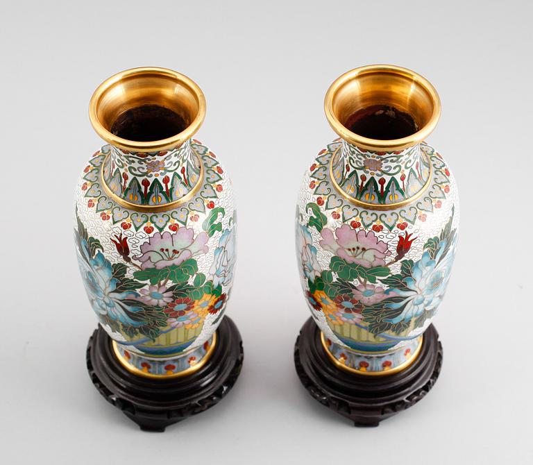 VASER, 1 par, emaljarbeten, Kina, 1900-/2000-tal.