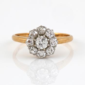 RING, 18K guld med gammalslipade diamanter tot ca 0,89 ct, I Sundström, Stockholm, 1913. Vikt 2,60 g.
