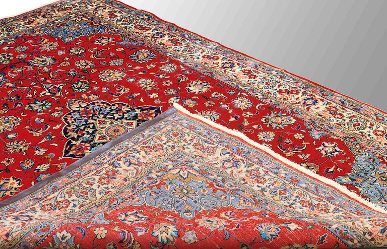 A CARPET, Sarouk, 295 x 205 cm.