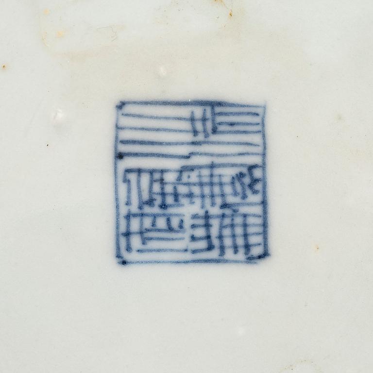 A blue and white Chinese porcelain dish, late Qing dynasty.