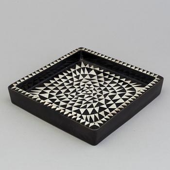 A stoneware plate by Stig Lindberg for Gustavsberg, model "Domino", 1955-69.