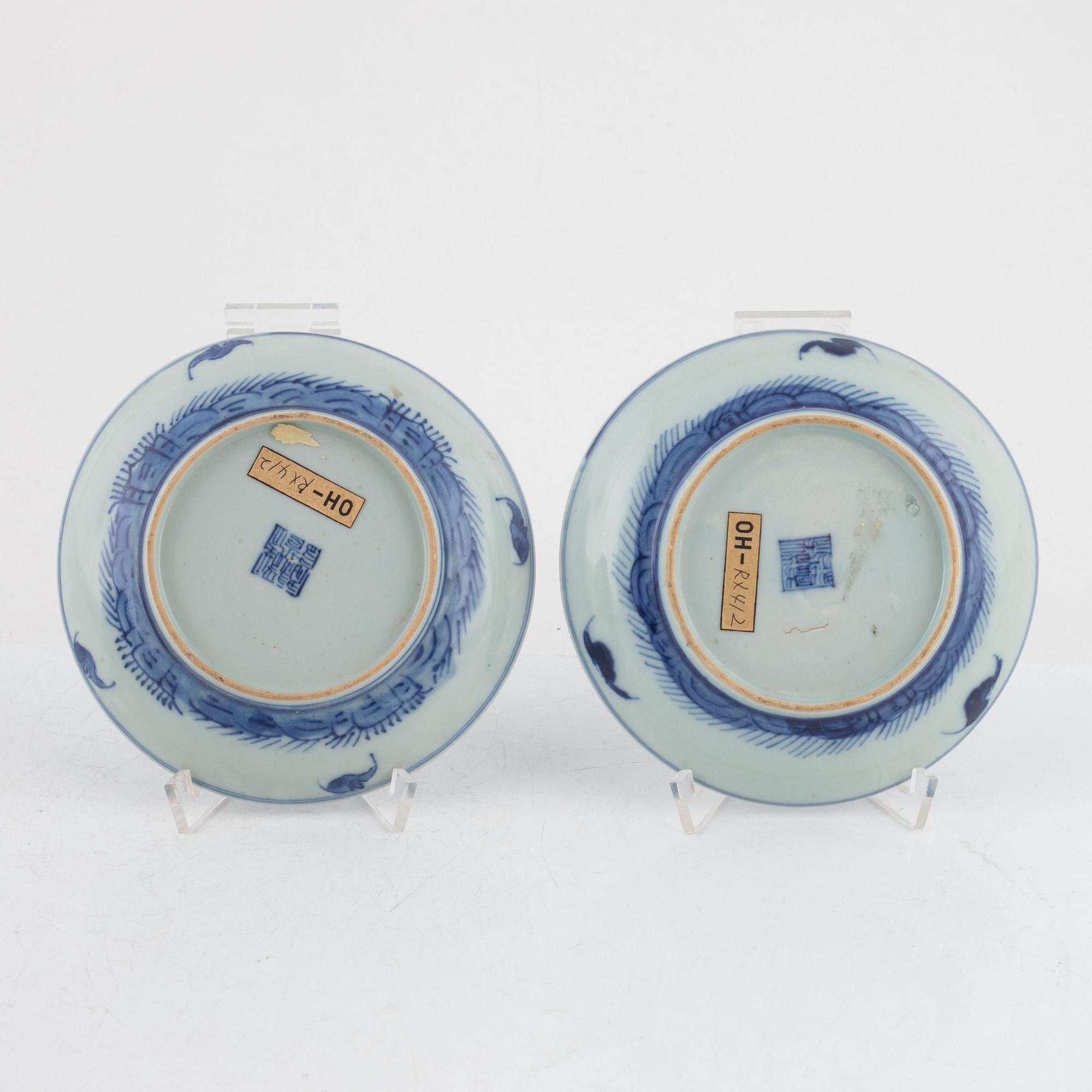 Skålfat, två stycken samt bojan, porslin. Qingdynastin, sent 1800-tal.