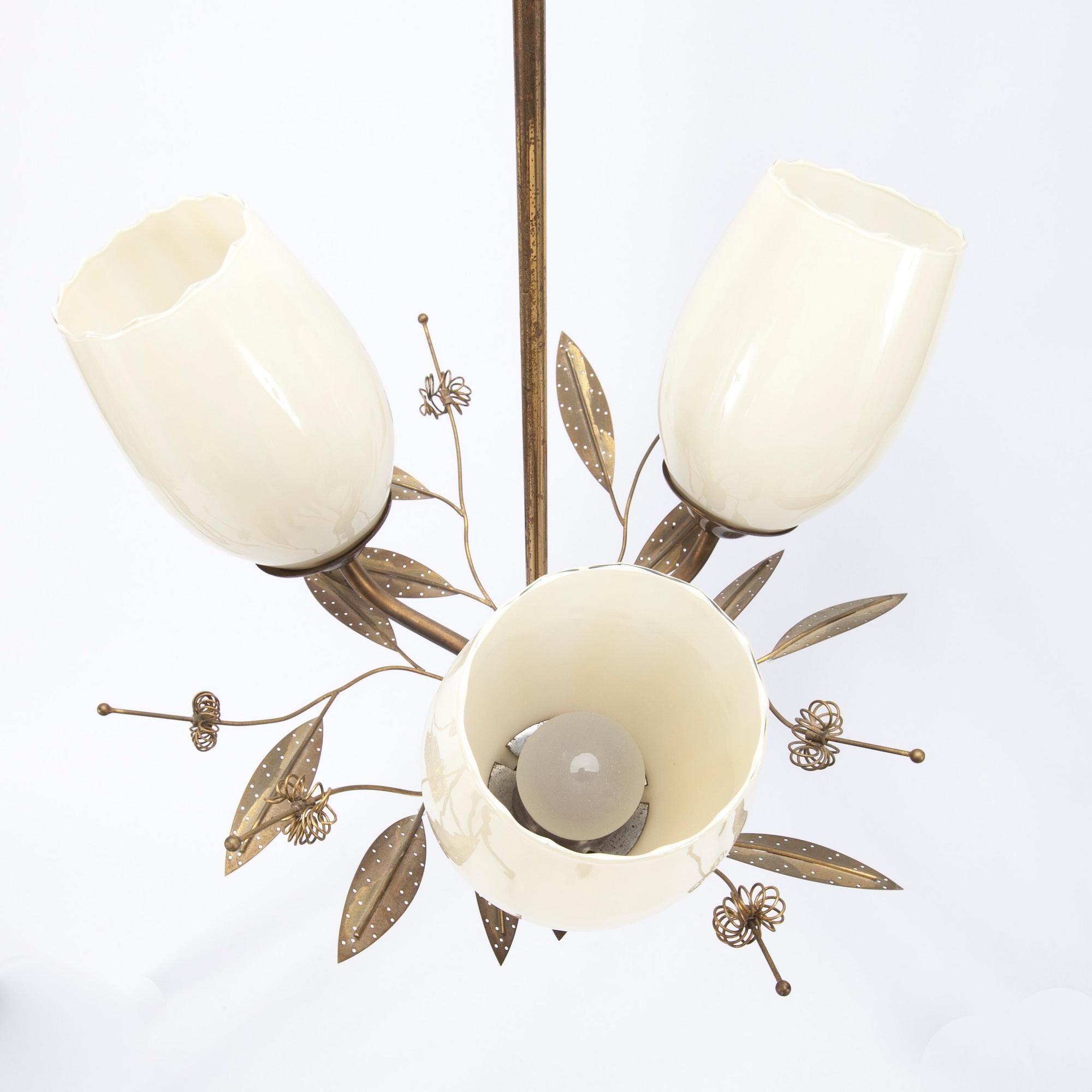 TAKLAMPA, sannolikt Itsu, 1900-talets mitt. Total höjd 67 cm.