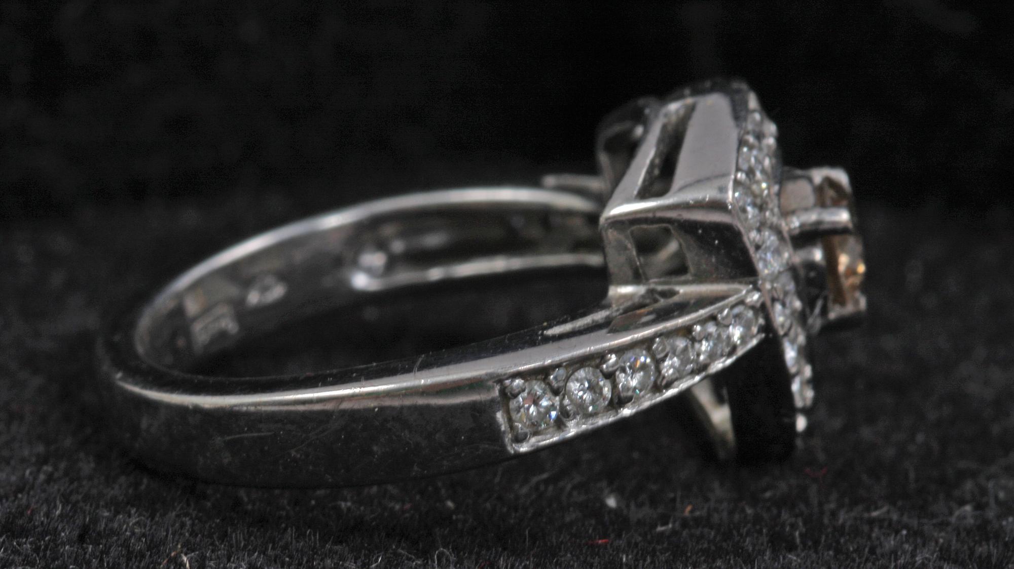 RING, vitguld 18 K med diamanter.