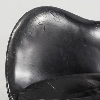 A Danish Arne Jacobsen "Ägget" armchair for Fritz Hansen.