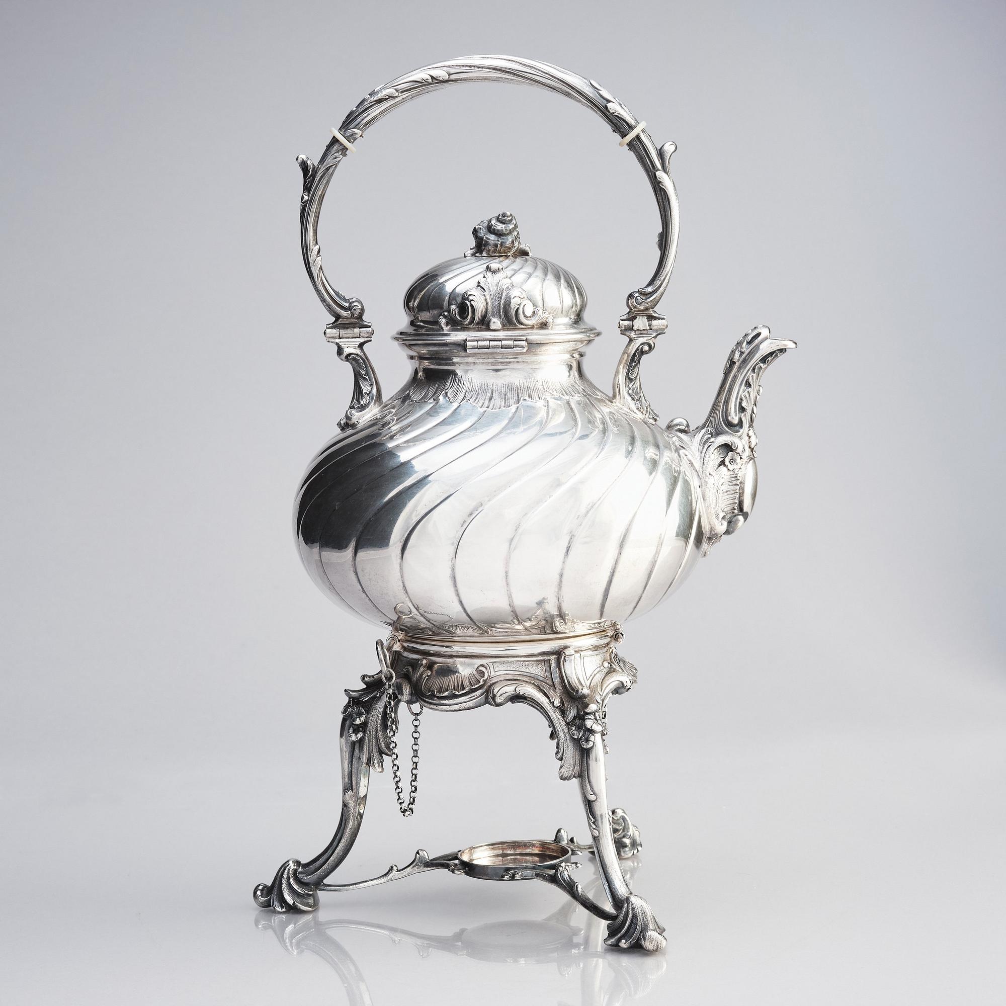 Gustaf Möllenborg (Carl Teodor Feron), tekanna på rechaud, silver, Stockholm 1885. Nyrokoko.