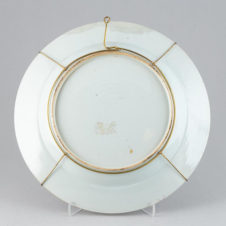 A famille rose serving dish, Qing dynasty, Qianlong (1736-95).
