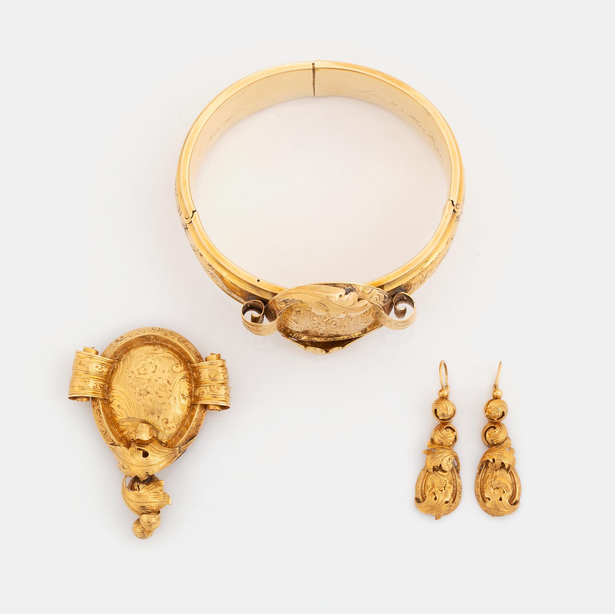 A G Möllenborg 18K gold demi parure comprising a bracelet, a brooch and a pair of earrings.