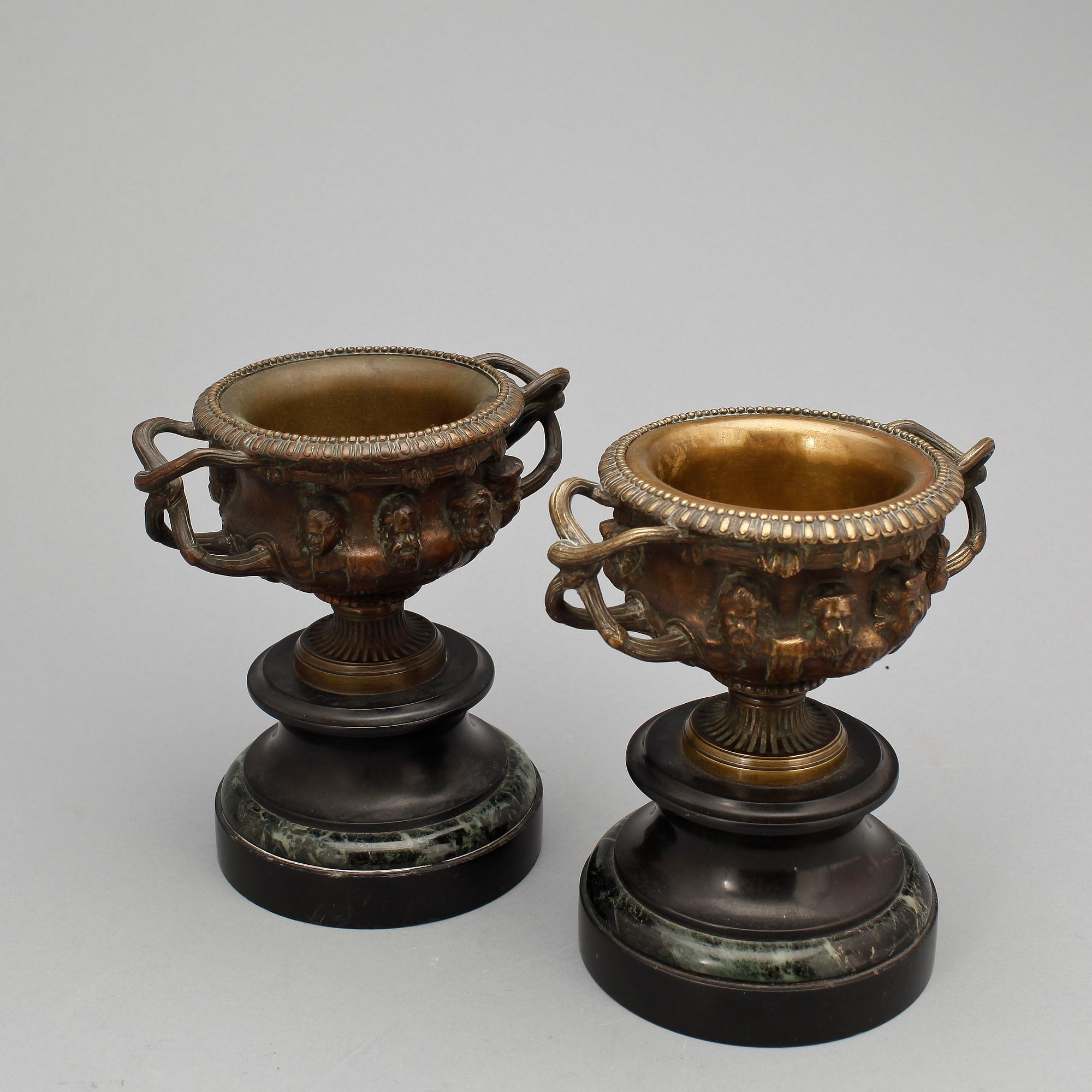 PRYDNADSURNOR, ett par, brons, marmor. Efter "The Warwick vase". Sent 1800-tal.