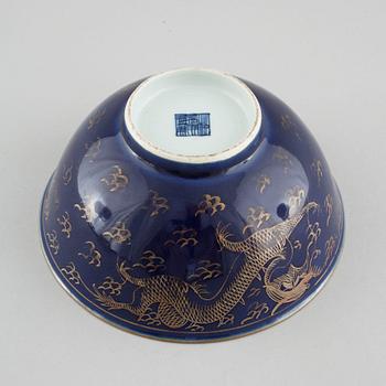 A porcelain powder blue bowl, China, 19th century.