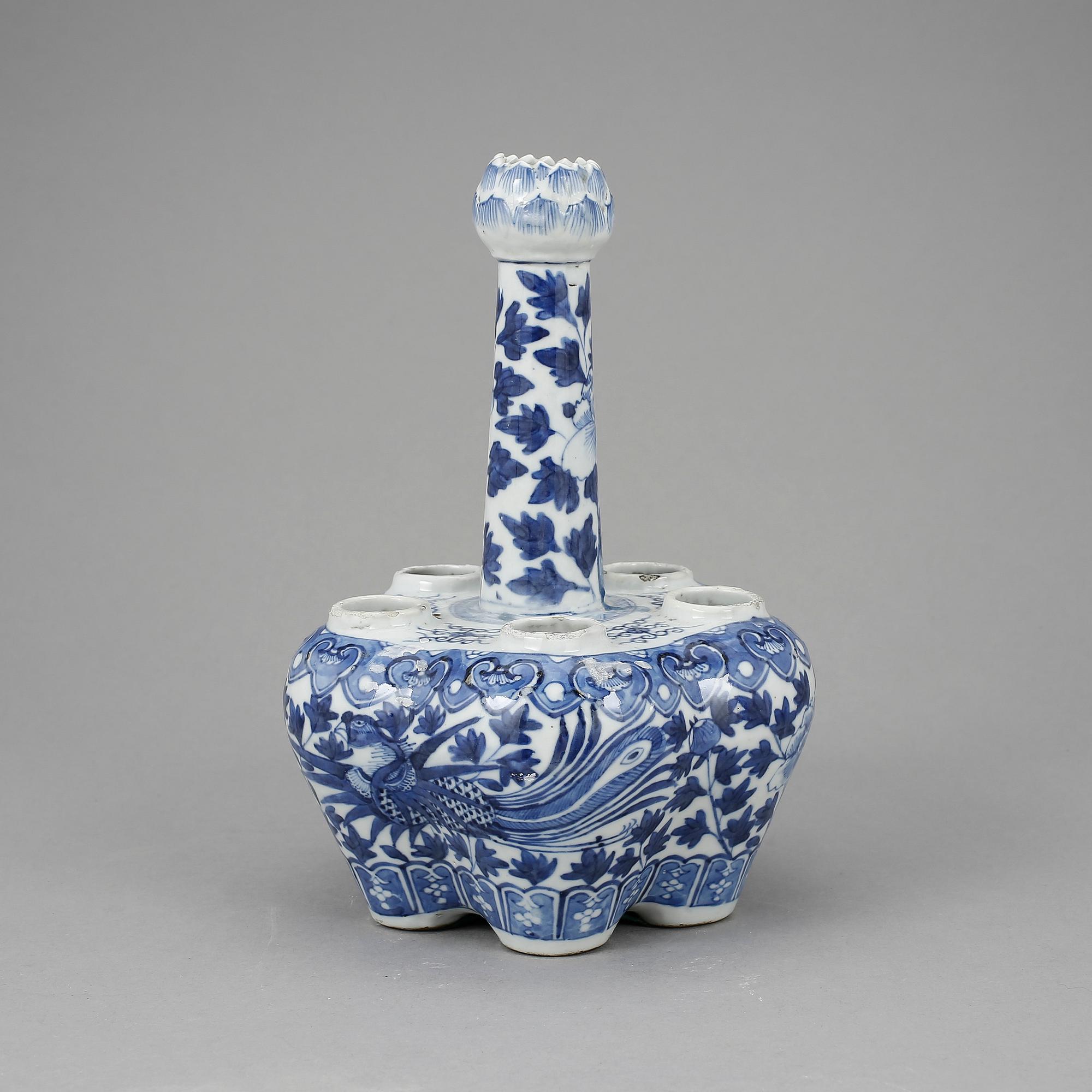 TULPANVAS. Porslin, Kina, 1800-tal.