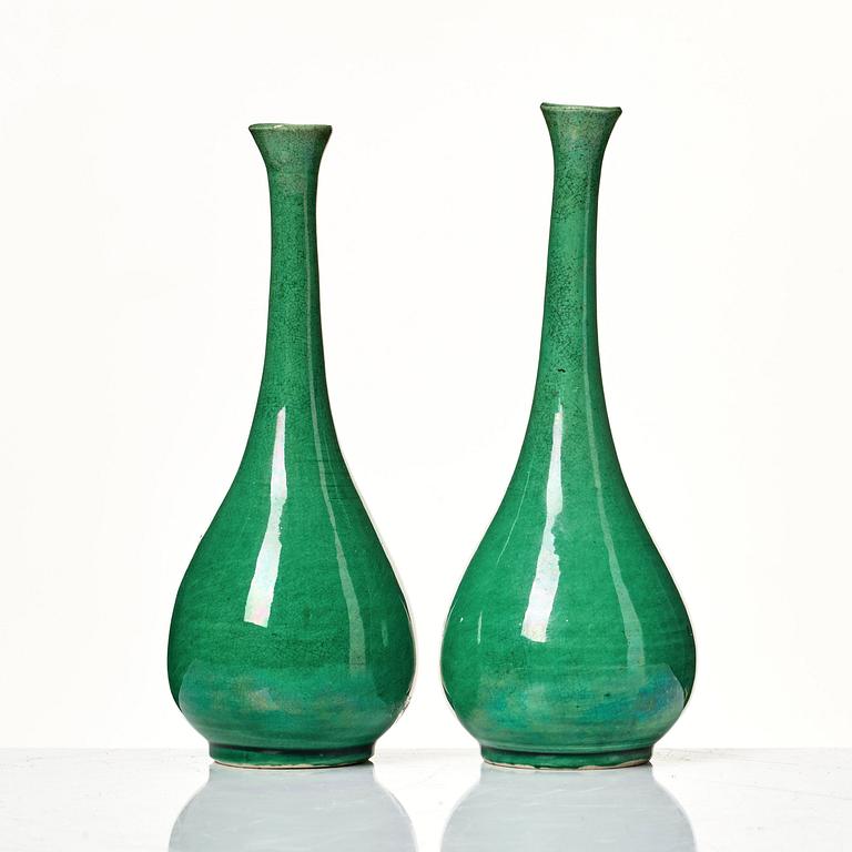 A pair of apple green vases, Qing dynasty.