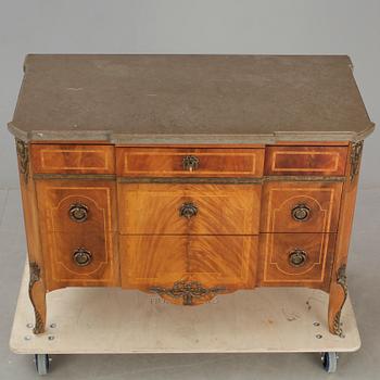 BYRÅ. Gustaviansk stil. 1900-tal.