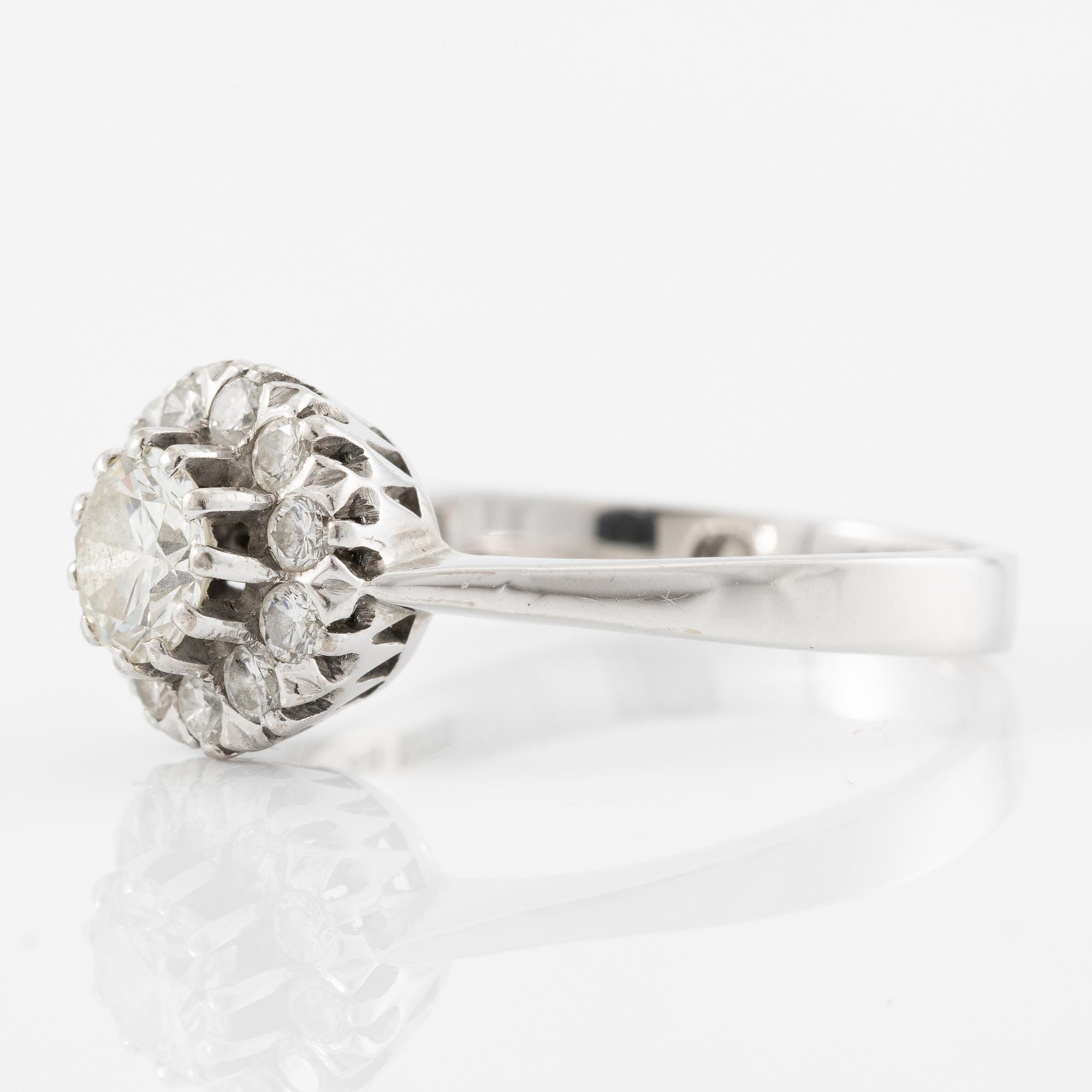 Ring, 18K white gold with brilliant-cut diamonds.