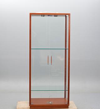 VITRINSKÅP, troligen Söborg möbler, Danmark. 1900-talets andra hälft.