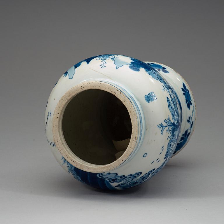 A blue and white urn, Qing dynasty, Kangxi (1662-1722).