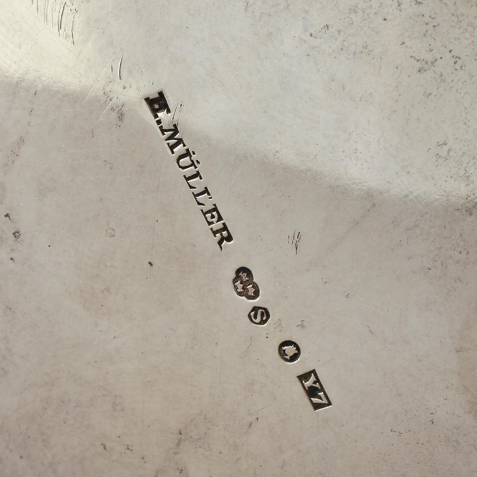 BONBONNIERE, silver, H Müller, Stockholm, 1925. Vikt ca 259 g.