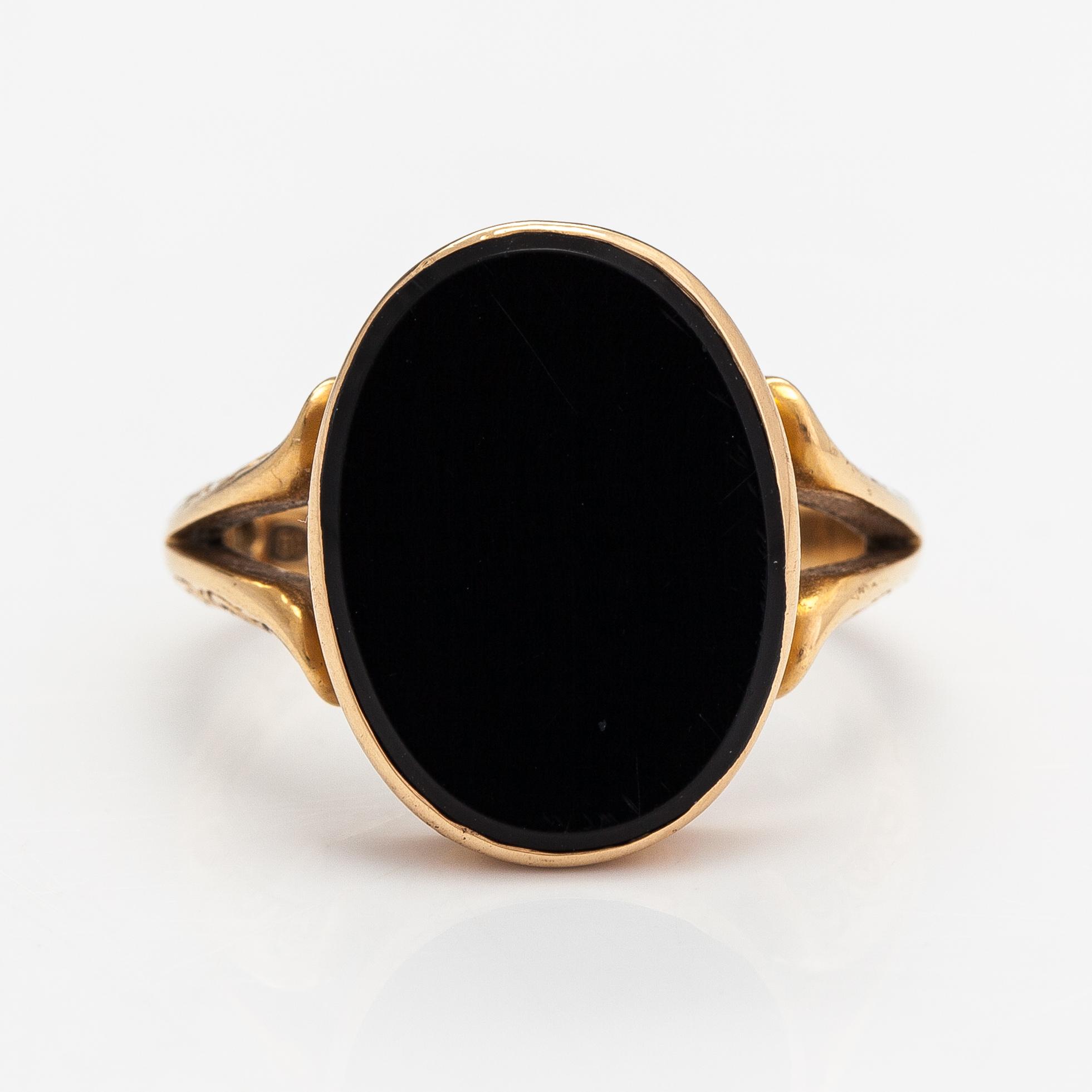 An 18K gold ring with an onyx. Kultateollisuus, Turku 1922.