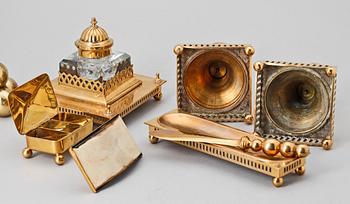 SKRIVBORDSUPPSÄTTNING, 8 delar, mässing, Gusum, 1900-talets början.