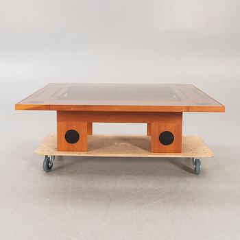 A late 20th century coffee table.