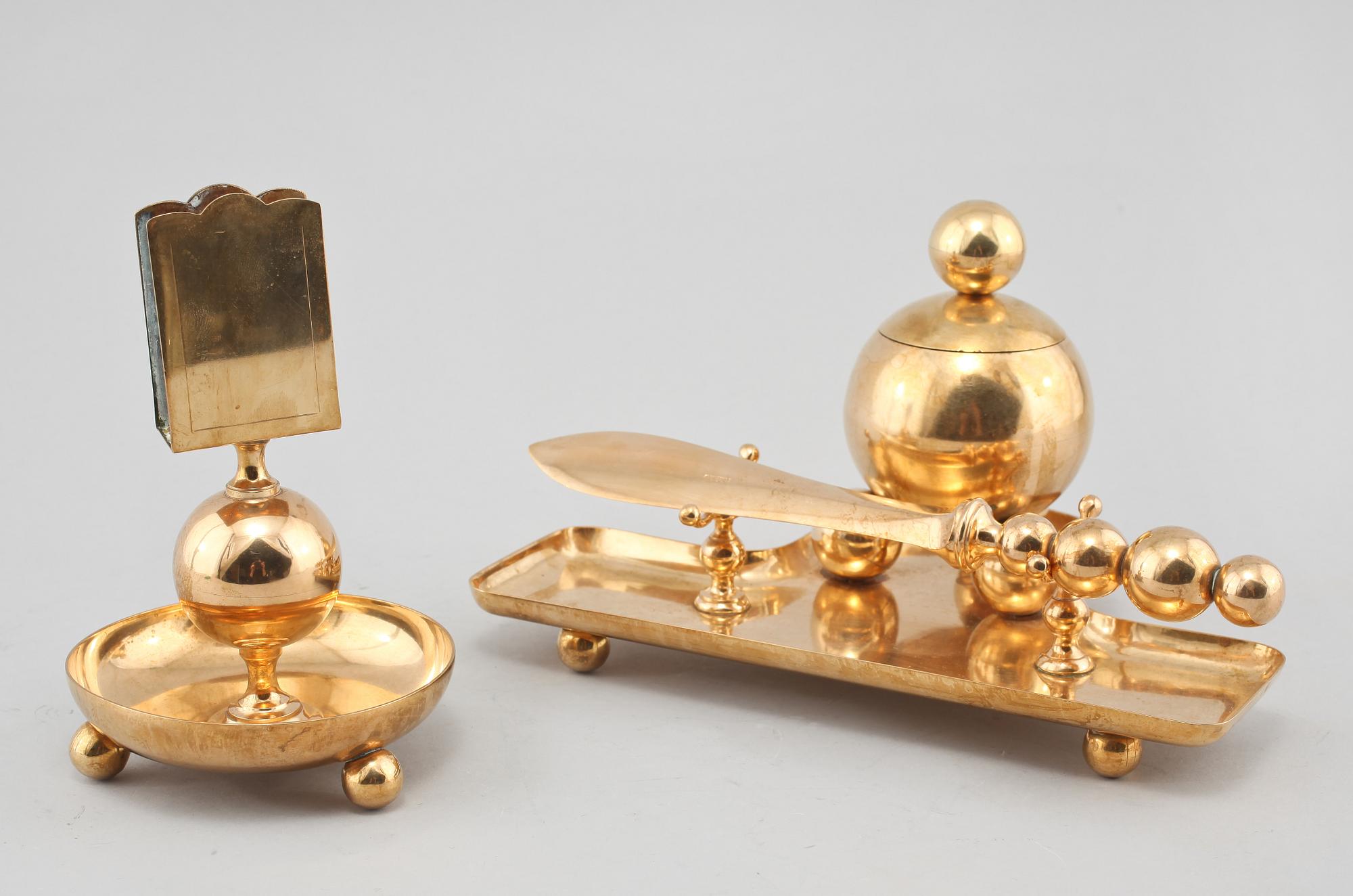 SKRIVBORDSSET, 3 delar, mässing, Gusum, 1900-tal.