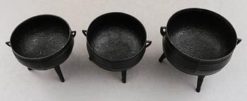 KITTLAR, 3 st, gjutjärn, 1800-tal.