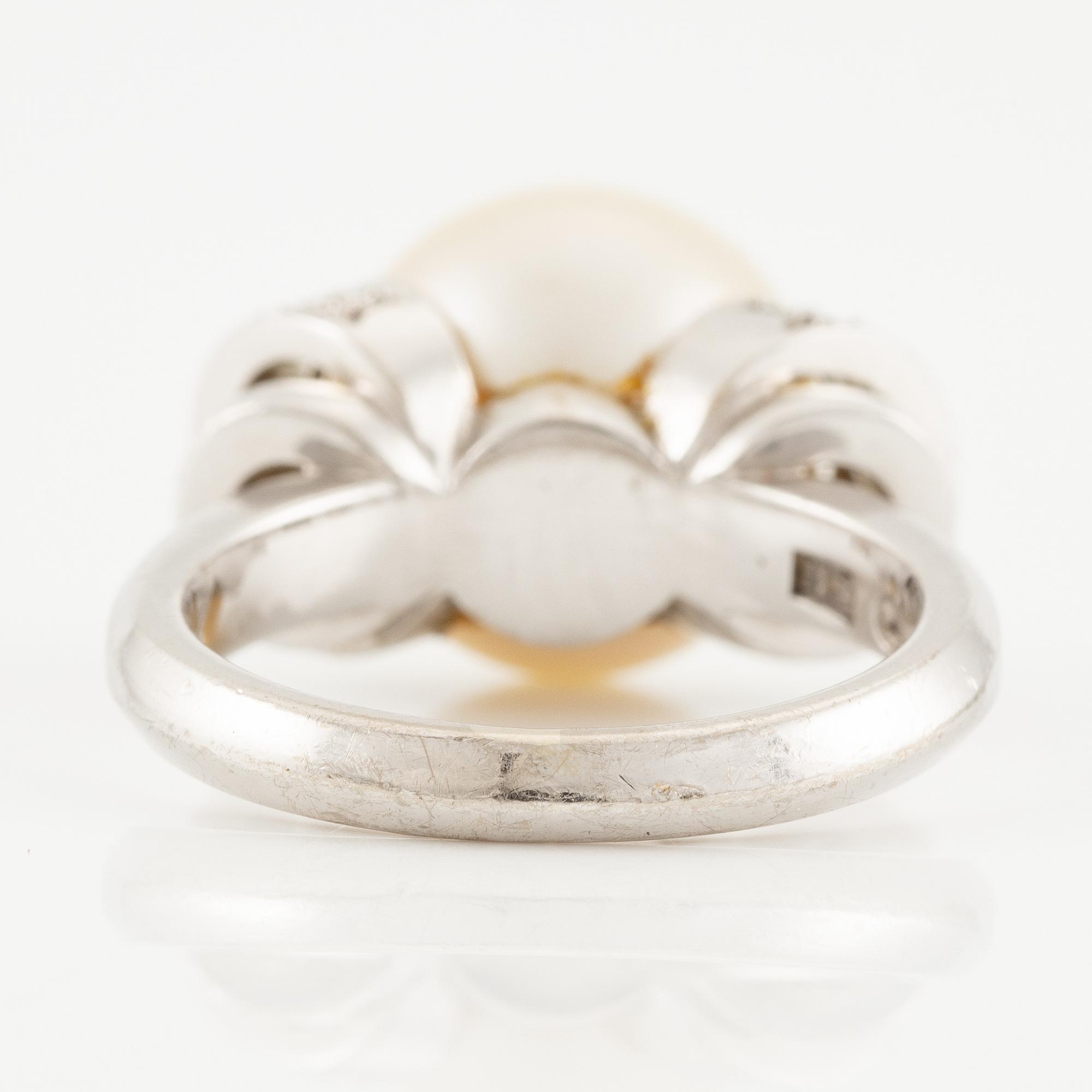 A ring in 18K white gold with a cultured pearl and round brilliant-cut diamonds.