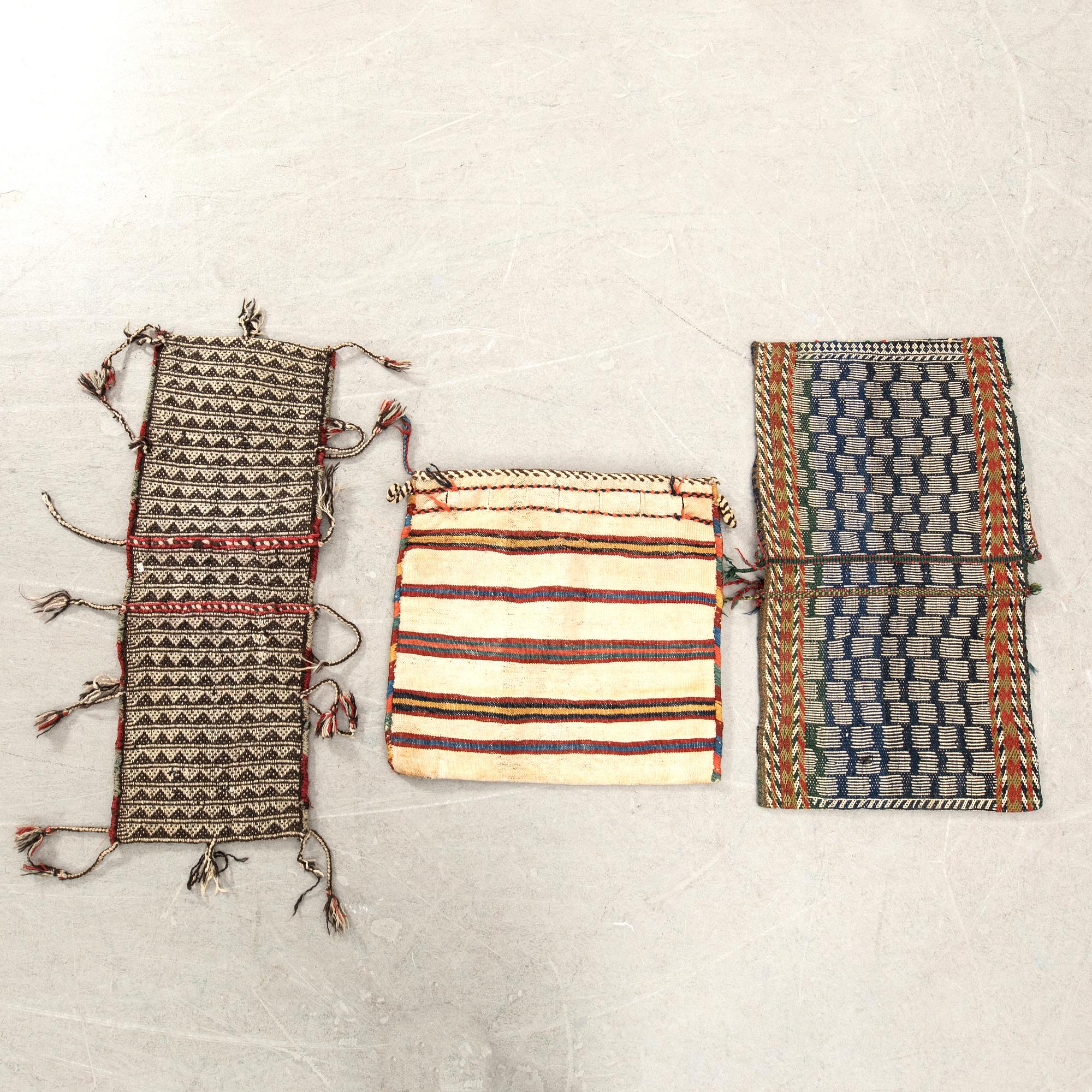 Väskor Korhjin 2 + 1 st  Kashgai och Kurdistan semiantika ca 48x49 cm, 74x42 cm och 80x30 cm (exkl tofsar).