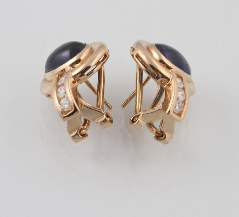 ÖRHÄNGEN, 14K guld med 6 briljantslipade diamanter ca 0.36 ct samt cabochonslipade blå safirer. Vikt 8,9 gram.