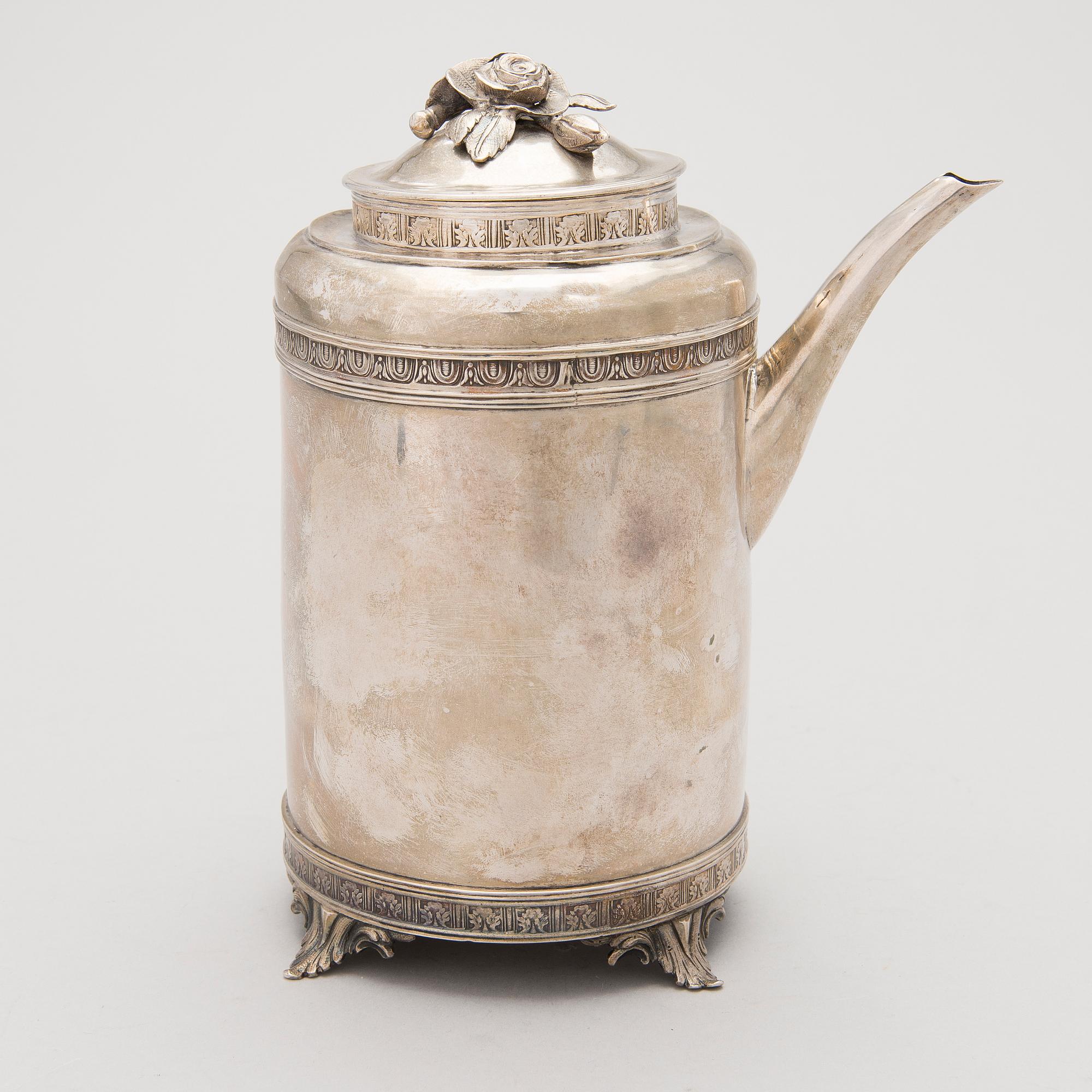 A SWEDISH 18TH CENTURY SILVER COFFEE POT, maker's mark of Petter Eneroth, Stockholm .