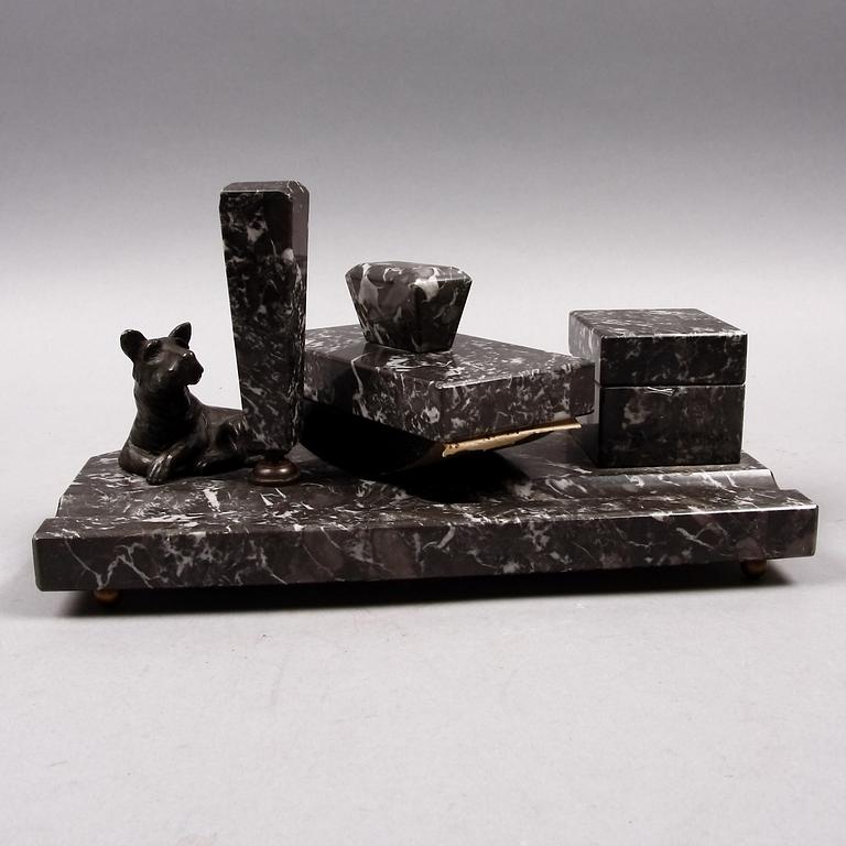 SKRIVBORDSET, 3 delar, marmor, metall, 1920-30-tal.