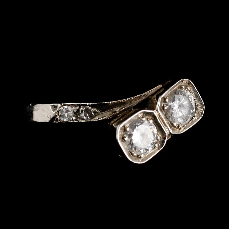 SYSKONRING, 18 k, svenska stämplar, med 2 briljanter 0.30 ct samt mindre briljanter 0.04 ct. Total vikt ca 3 g.